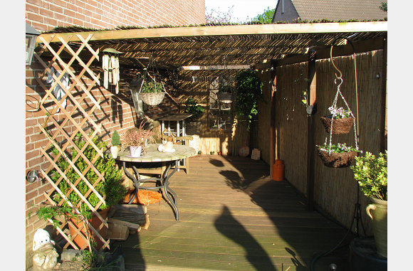 Onze 2e huiskamer, lekker als het te warm is in de zon en s'avonds als het frisser wordt.