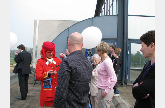 Stewardessen liepen er ook.