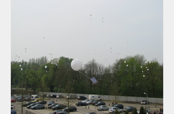 Toen het vliegtuig vast stond, werden de ballonen opgelaten.