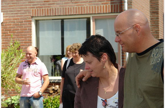 Het huilen staat ons nader dan het lachen.