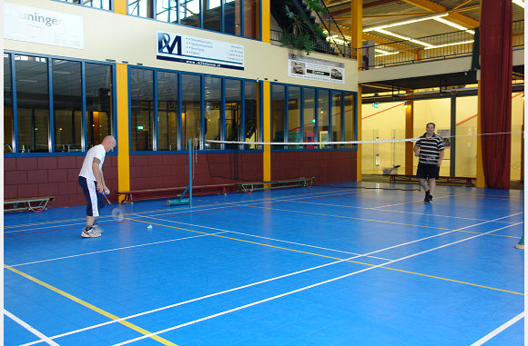 Meppen tegen/naar een shuttle.