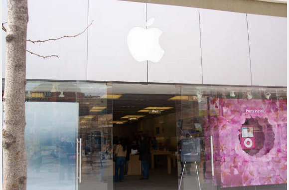 Naar de Apple winkel.